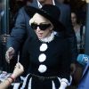 Lady Gaga fait bonne figure après sa frousse, à la sortie de son hôtel de Bucarest, le 16 août 2012.