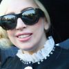 Lady Gaga souriante malgré sa frousse à la sortie de son hôtel de Bucarest, le 16 août 2012.