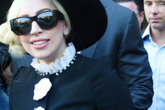 Lady Gaga souriante malgré sa frousse à la sortie de son hôtel de Bucarest, le 16 août 2012.