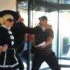 Un fan parvient à pénétrer dans l'hôtel de la star pour lui réclamer un autographe, la réponse du bodyguard de Gaga est immédiate. À Bucarest, le 16 août 2012.