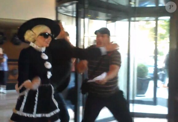 Un fan parvient à pénétrer dans l'hôtel de la star pour lui réclamer un autographe, la réponse du bodyguard de Gaga est immédiate. À Bucarest, le 16 août 2012.