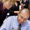 Claude Chirac veille sur son père Jacques Chirac à la Foire du livre de Brive-la-Gaillarde, le 7 novembre 2009.