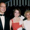 Claude Chirac entourée de ses parents Jacques et Bernadette Chirac à Paris, le 16 juin 1985.