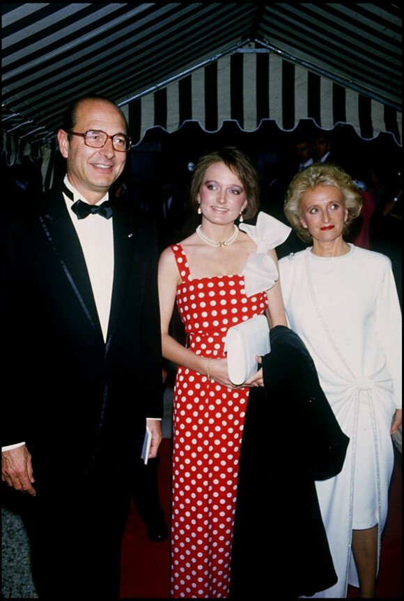 Claude Chirac entourée de ses parents Jacques et Bernadette Chirac à Paris, le 16 juin 1985.