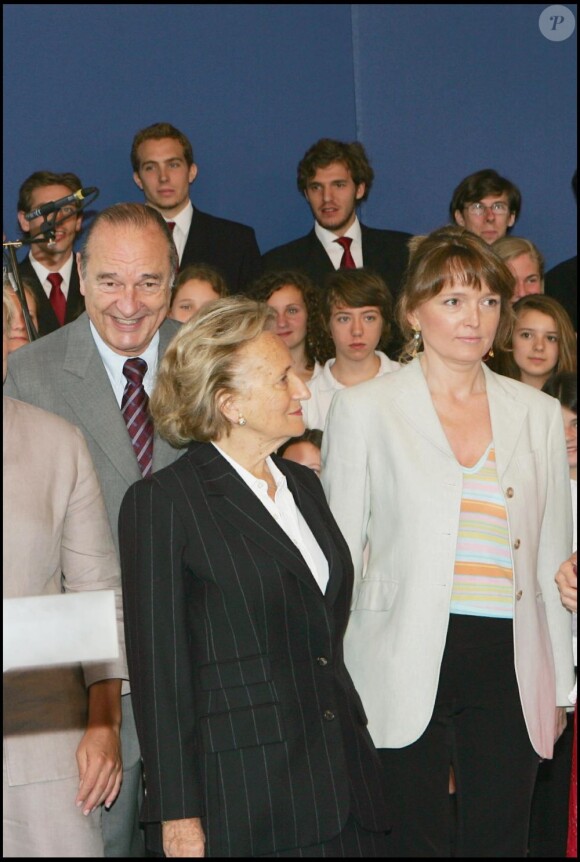 Claude Chirac entourée de ses parents Jacques et Bernadette Chirac à Paris, le 30 juin 2005.