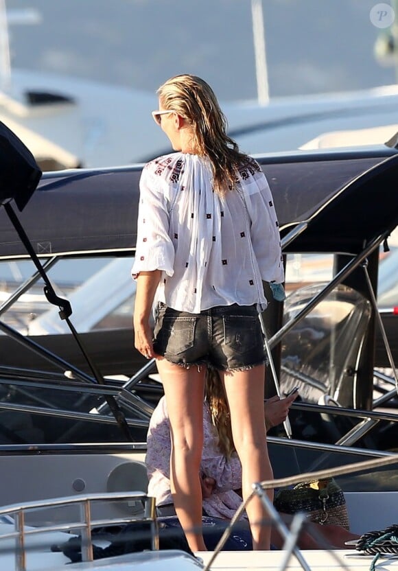 Kate Moss, habillée d'un top Isabel Marant Étoile et d'un mini-short, s'apprête à toucher terre après sa balade en bateau. Saint-Tropez, le 17 août 2012.