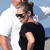 Kate Moss profite de ses vacances tropéziennes durant une balade en bateau avec sa fille Lila Grace. Saint-Tropez, le 17 août 2012.