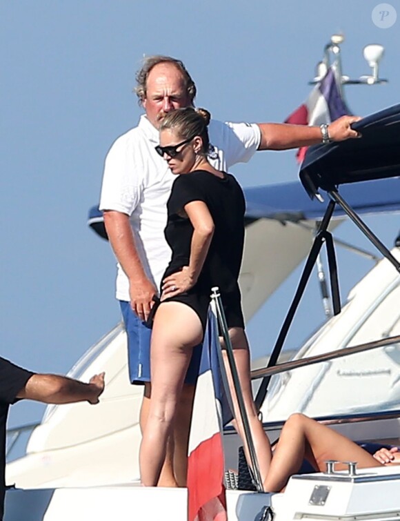 Kate Moss profite de ses vacances tropéziennes durant une balade en bateau avec sa fille Lila Grace. Saint-Tropez, le 17 août 2012.