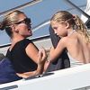 Kate Moss en pleine balade en bateau avec sa fille Lila Grace. Saint-Tropez, le 17 août 2012.