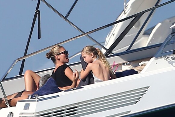 Kate Moss en pleine balade en bateau avec sa fille Lila Grace. Saint-Tropez, le 17 août 2012.