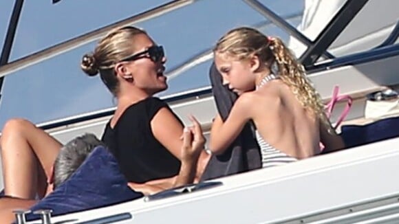 Kate Moss : stylée pour une balade en bateau avec sa ravissante fille Lila Grace