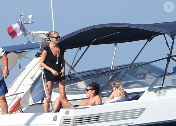 Kate Moss en bateau avec une amie topless et sa fille Lila Grace. Saint-Tropez, le 17 août 2012.