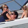 Fumant une cigarette devant sa fille Lila Grace, Kate Moss profite de ses vacances tropéziennes avec une balade en bateau. Saint-Tropez, le 17 août 2012.