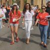 Eva Longoria, accompagnée de Mario Bravo (présidente de MandA Events), arrive en star au premier Dynamic Walk-A-Thon organisé à Marbella par la fondation du même nom. Le 18 août 2012.