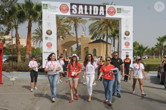 Eva Longoria, accompagnée de Mario Bravo (présidente de MandA Events), arrive en star au premier Dynamic Walk-A-Thon organisé à Marbella par la fondation du même nom. Le 18 août 2012.