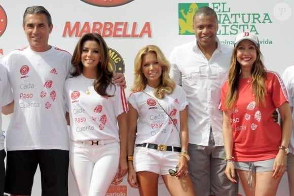 Eva Longoria, Sylvie van der Vaart, le footballeur Julio Baptista et Maria Bravo lors du premier Dynamic Walk-A-Thon organisé à Marbella par la fondation du même nom. Le 18 août 2012.