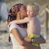 Lilly Kessenberg et leur fils Amadeus très complices sur l'île de Formentera le 17 août 2012