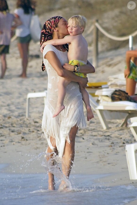 Lilly Kessenberg et leur fils Amadeus très complices sur l'île de Formentera le 17 août 2012