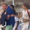 Boris Becker et son fils Amadeus embarque sous l'oeil attentif de Lilly Kerssenberg sur l'île de Formentera le 17 août 2012