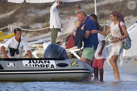 Boris Becker et son fils Amadeus embarque sous l'oeil attentif de Lilly Kerssenberg sur l'île de Formentera le 17 août 2012