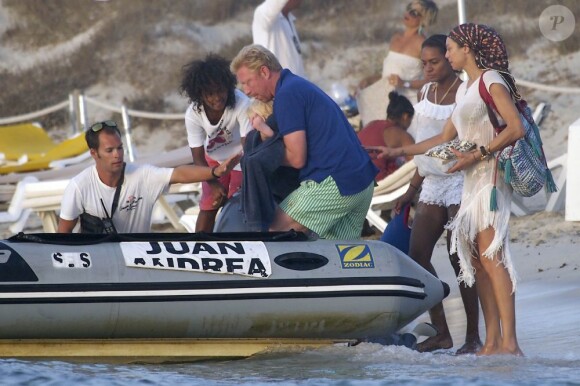 Boris Becker, sa femme Lilly Kessenberg et leur fils Amadeus sur l'île de Formentera le 17 août 2012