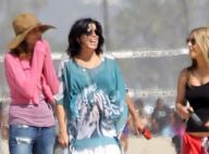 Neve Campbell, jeune maman très discrète, présente son bébé sur la plage