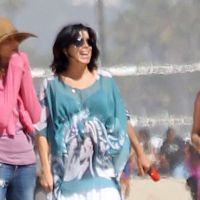 Neve Campbell, jeune maman très discrète, présente son bébé sur la plage