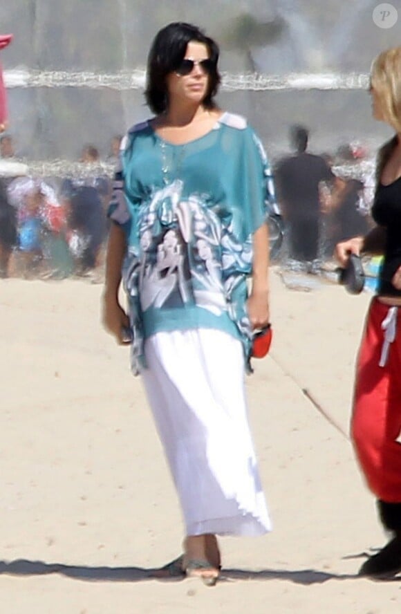 Neve Campbell épanouie à la plage à Santa Monica. Le 28 avril 2012.