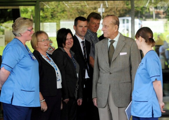 Le prince Philip, duc d'Edimbourg à la sortie de l'hôpital d'Aberdeen le 20 août 2012, où il a été soigné pour une rechute de son infection urinaire du mois de juin.