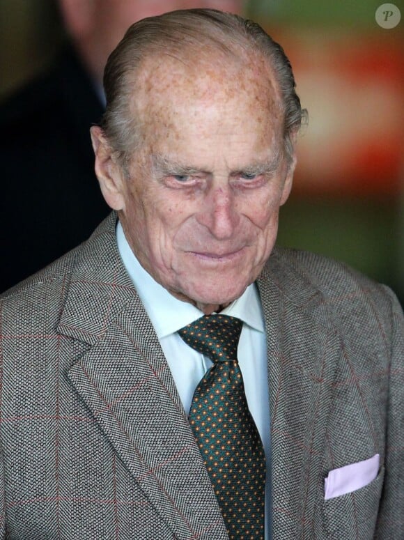 Le prince Philip, duc d'Edimbourg à la sortie de l'hôpital d'Aberdeen le 20 août 2012, où il a été soigné pour une rechute de son infection urinaire du mois de juin.
