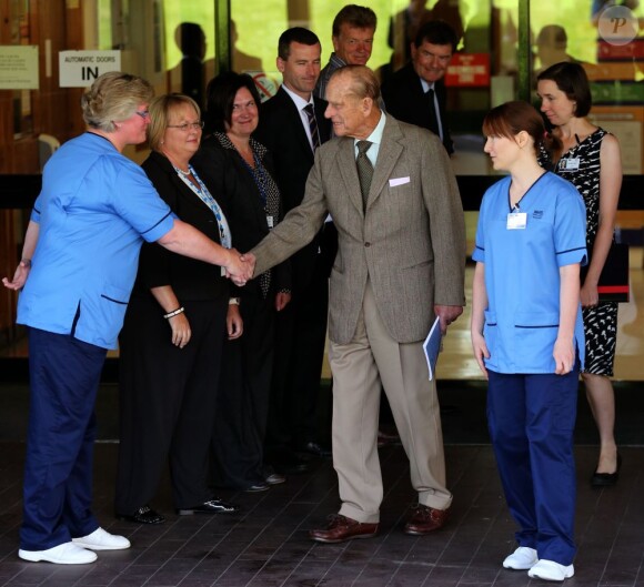 Le prince Philip, duc d'Edimbourg n'a pas manqué de remercier le personnel soignant à la sortie de l'hôpital d'Aberdeen le 20 août 2012, où il a été soigné pour une rechute de son infection urinaire du mois de juin.