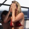 Kate Moss n'oublie pas de se protéger des rayons du soleil au large de Saint-Tropez le 20 août 2012