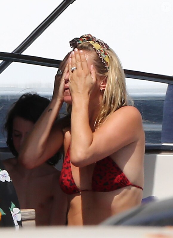 Kate Moss n'oublie pas de se protéger des rayons du soleil au large de Saint-Tropez le 20 août 2012
