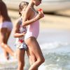 Lila, la fille de Kate Moss, profite des joies de la baignade à Saint-Tropez le 20 août 2012