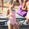 Lila, la fille de Kate Moss, profite des joies de la baignade à Saint-Tropez le 20 août 2012