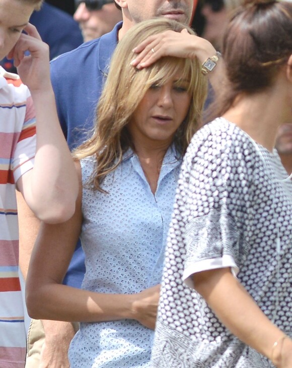 Jennifer Aniston et sa bague de fiançailles sur le tournage de la comédie We're the Millers, en Caroline du nord. Août 2012.