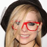 Avril Lavigne : Sa bague de fiançailles au doigt, elle file à Las Vegas