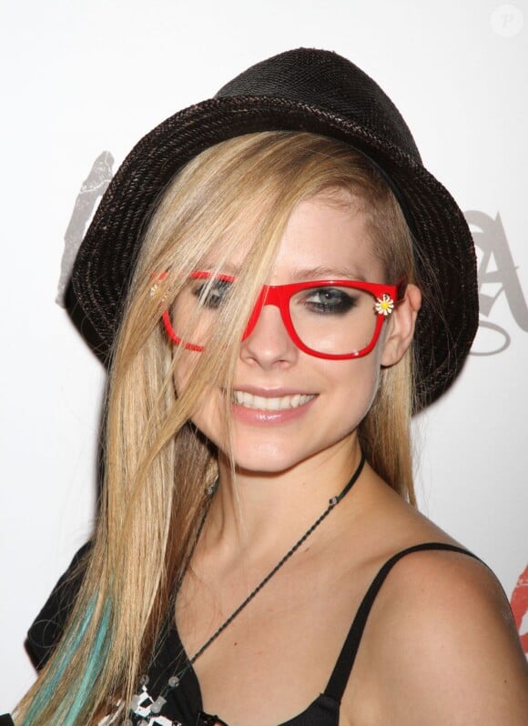 Avril Lavigne devant le stand de sa marque Abbey Dawn au Convention Center de Las Vegas lors du salon Magic. Le 21 août 2012.
