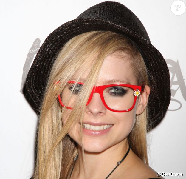 Avril Lavigne devant le stand de sa marque Abbey Dawn au Convention Center de Las Vegas lors du salon Magic. Le 21 août 2012.