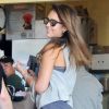 Jessica Alba, souriante, fait une pause déjeuner dans un fast-food mexicain le 21 août 2012 à Santa Monica