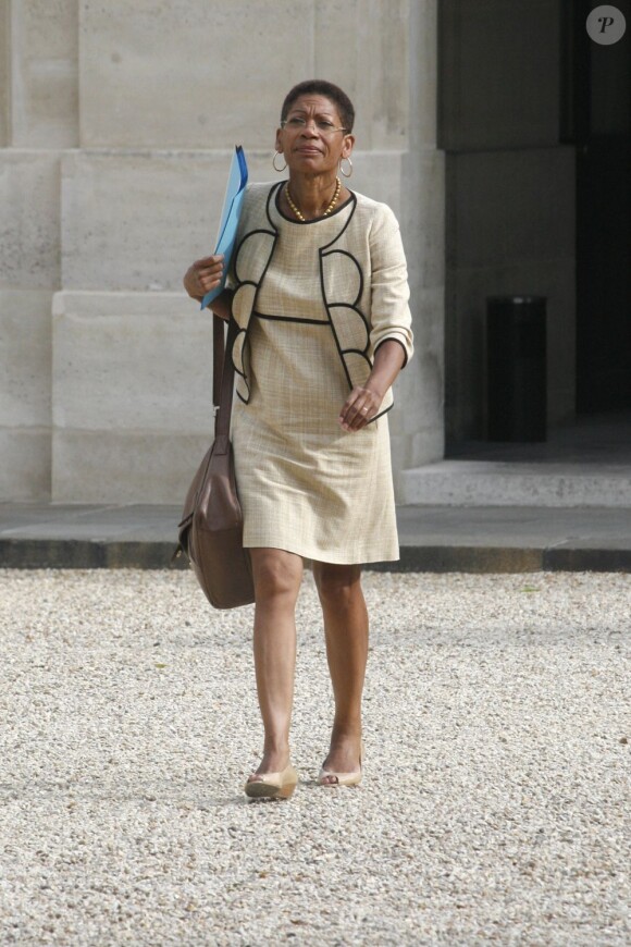 La ministre déléguée à la réussite éducative George Pau-Langevin, tout de beige vêtue lors de son arrivée au Palais de l'Élysée pour le conseil des ministres. Paris, le 22 août 2012.