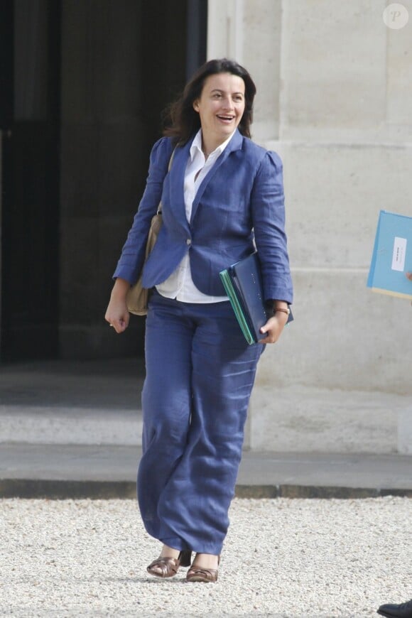 La ministre du logement Cécile Duflot ose l'ensemble en lin pour le premier conseil des ministres de la rentrée. Paris, le 22 août 2012.
