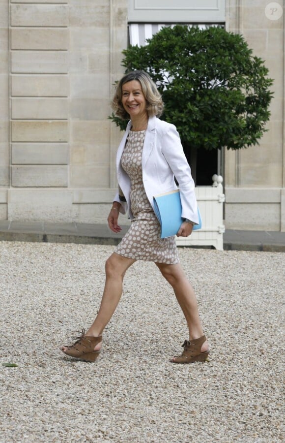 La ministre déléguée aux Français de l'étranger Hélène Conwey-Mouret, souriante à son arrivée à l'Élysée pour le premier conseil des ministres de la rentrée. Paris, le 22 août 2012.