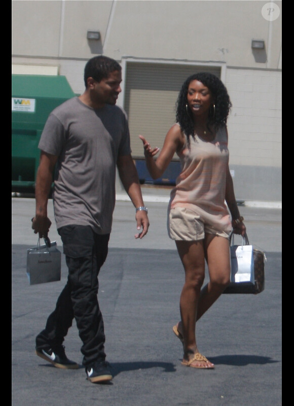 Brandy et son amoureux Ryan Press, qui n'est autre que son producteur, se promènent dans un parc à Los Angeles, le mercredi 22 août 2012.