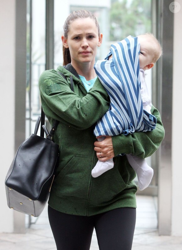 Jennifer Garner emmène son petit Samuel, né le 27 février, chez le médecin, le 24 août 2012 à Los Angeles.