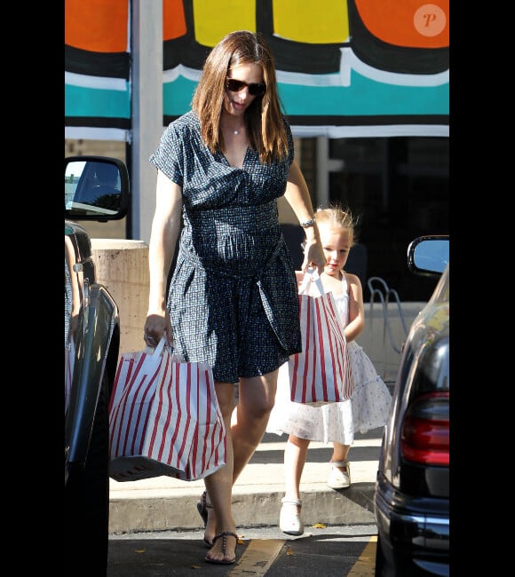 Jennifer Garner et sa fille Seraphina font des courses à Los Angeles, le 26 août 2012