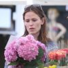 Jennifer Garner, des fleurs dans les mains, fait des courses et passe prendre du café, à Brentwood, le 26 août 2012