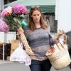 Jennifer Garner, très occupée, fait des courses et passe prendre du café, à Brentwood, le 26 août 2012