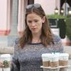 Jennifer Garner fait des courses et passe prendre du café, à Brentwood, le 26 août 2012