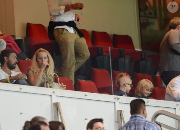 Helena Seger, femme de Zlatan Ibrahimovic et ses enfants Maximilian et Vincent lors du match du PSG contre Bordeaux au Parc des Princes à Paris le 26 août 2012